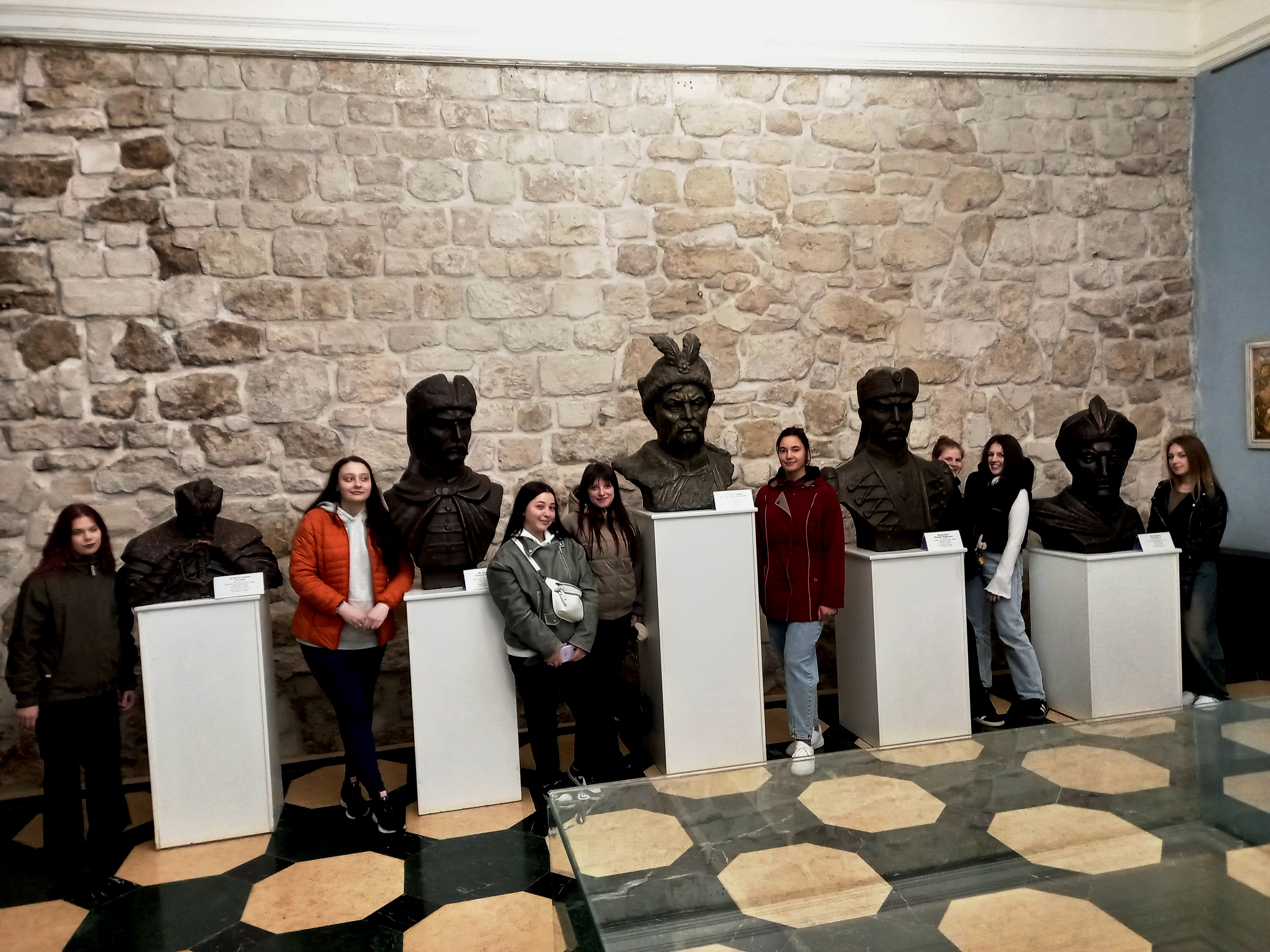 У макетній залі хочемо фото не з макетом.